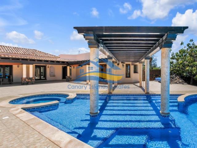 Villa En venta en La Oliva photo 0