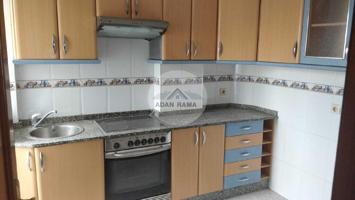 Venta de piso en Pontevedra, con 4 dormitorios y 1 baño photo 0