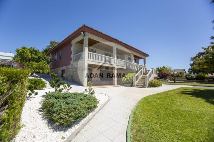 Venta de casa en Sanxenxo, de 330m2 con 5 dormitorios y 3 baños con plaza de garaje y trastero photo 0