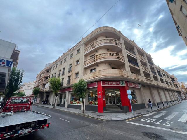 Apartamento en venta en el centro de Torrevieja de 140 m² con 5 dormitorios y 2 baños photo 0