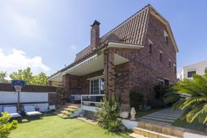 Unifamiliar Pareada En venta en Montgat photo 0
