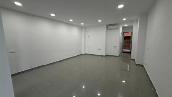 Local En venta en Badalona photo 0