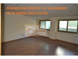 Venta oficina en uno de los mejores edificios de Cáceres, 97m2 diáfanos, suelos de tarima photo 0