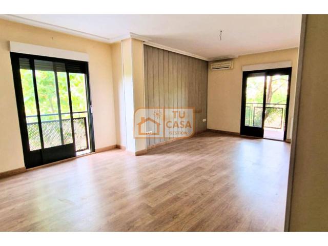 Venta de piso exterior de 4 dormitorios, terraza, garaje y 2 baños photo 0