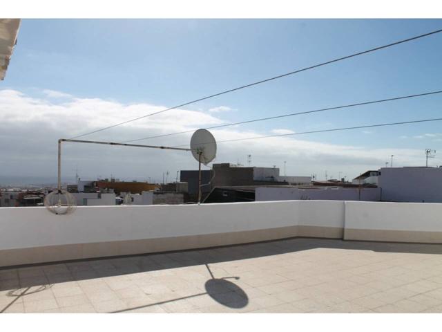 Casa con azotea y local en planta baja como garaje photo 0