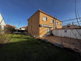 Chalet pareado en venta en Yuncler photo 0