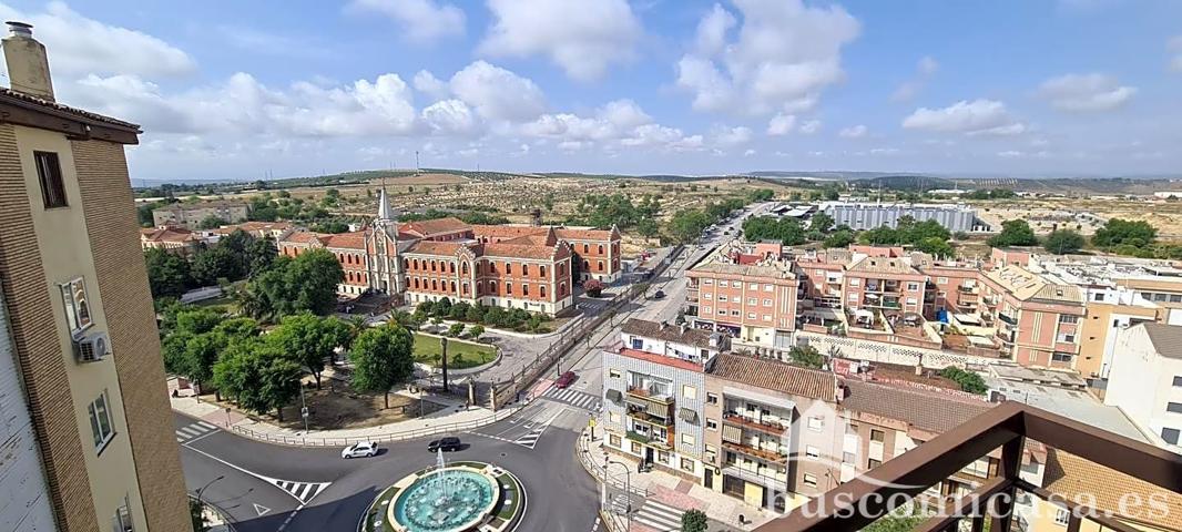 Amplia vivienda de 3 dormitorios en Paseo de Los Marqueses con impresionantes vistas a la ciudad photo 0