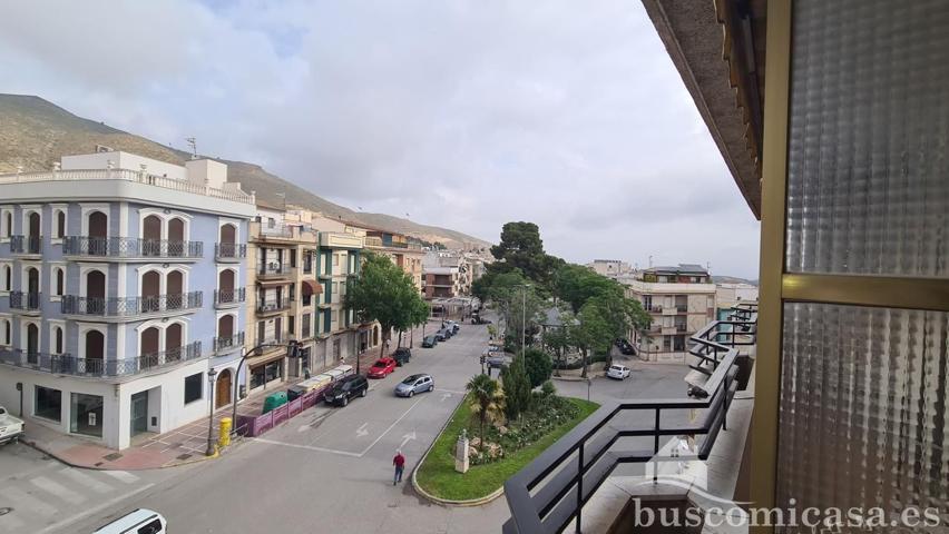 En Jódar-Paseo. Amplia vivienda exterior con ascensor y trastero. photo 0