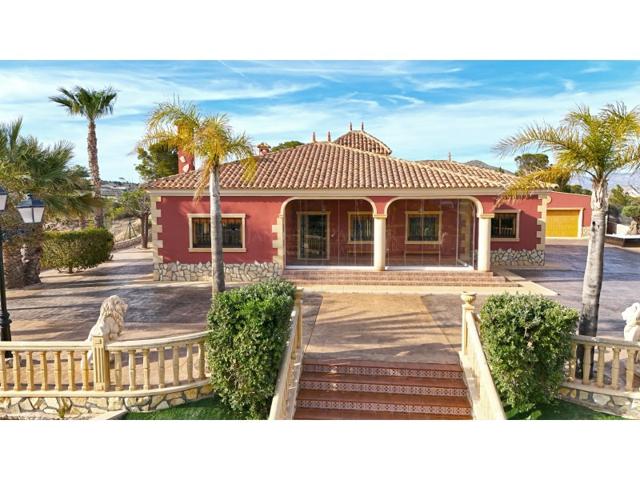 Villa En venta en Novelda photo 0