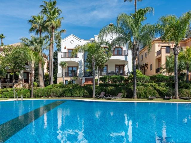 Villa En venta en Marbella photo 0