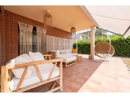 Casa con encanto y jardín de revista en la prestigiosa urbanización Blancafort, Reus photo 0