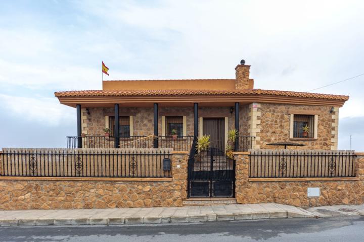 Villa En venta en Guadix photo 0