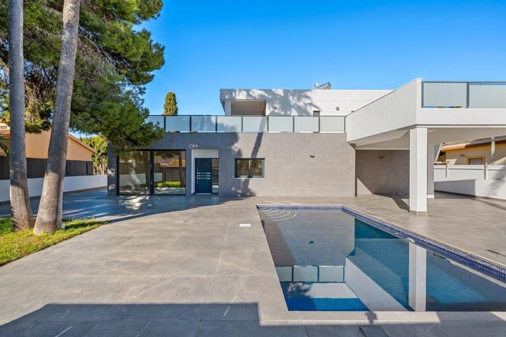 Villa con una gran parcela en el prestigioso barrio de Campoamor photo 0