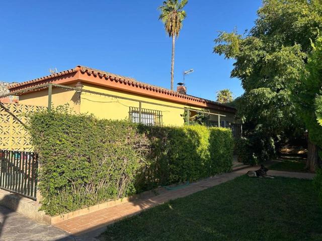 Chalet en venta en Carmona photo 0