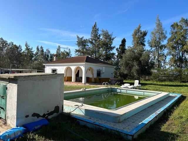 Chalet en venta en Carmona photo 0