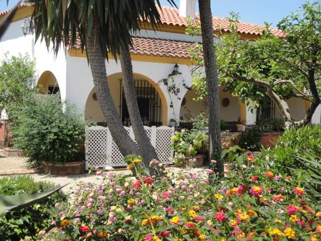 Chalet unifamiliar en venta en Carmona photo 0