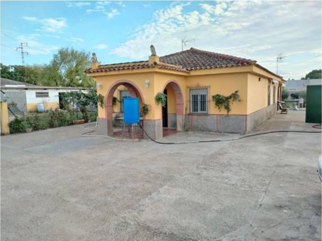 Chalet unifamiliar en venta en Carmona photo 0