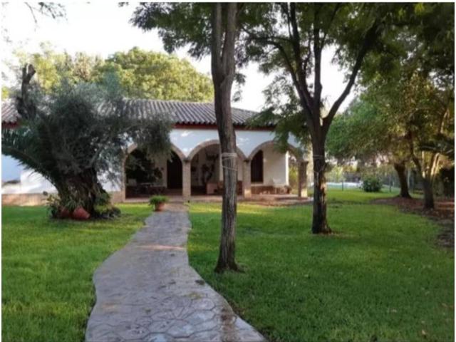 Chalet unifamiliar en venta en Carmona photo 0
