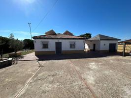 Chalet unifamiliar en venta en Carmona photo 0