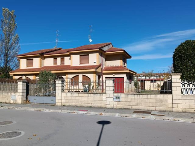 CHALET ADOSADO EN VENTA EN MEDINA DE POMAR photo 0