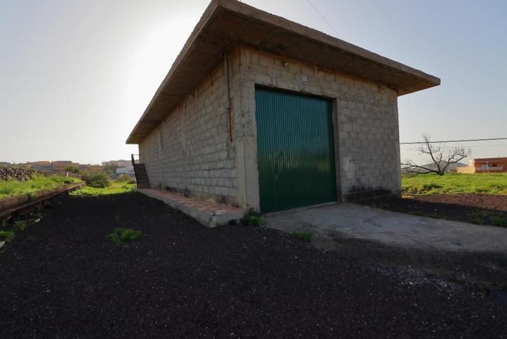 Almacén de 200 m2 con invernaderos y tanque de agua, terreno rústico con excelentes accesos en Arona photo 0
