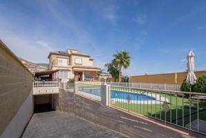Villa seminueva 414 m2, 5 dorm. + bodega 3 baños y aseo, vistas a mar y parque. Piscina garajes photo 0
