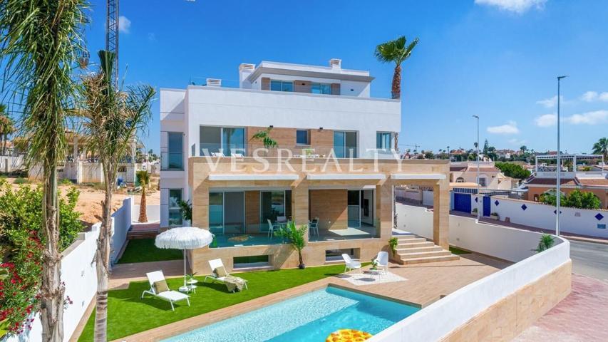 ¡Te presentamos esta espectacular Villa en Quesada! photo 0