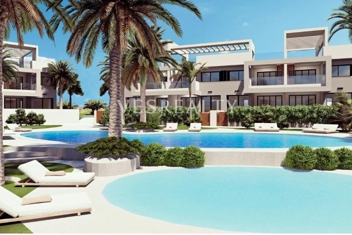 Bungalow en Torrevieja con excelentes instalaciones en urbanización completa photo 0