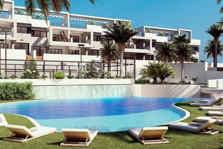 Bungalow en Torrevieja con excelentes instalaciones en urbanización completa photo 0