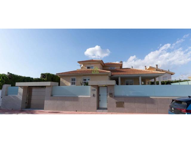 CHALET EN VENTA DE 375 M2 EN PARCELA DE 560 M2 CON LOS DORMITORIOS PRINCIPALES EN LA PLANTA BAJA, GARAJE Y PISCINA photo 0