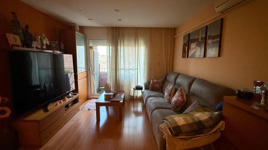Piso En venta en Santa Coloma de Gramenet photo 0