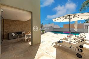 Villa en La Caleta photo 0