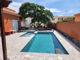 Villa de Lujo con Amplios Espacios y Piscina en el Madroñal photo 0