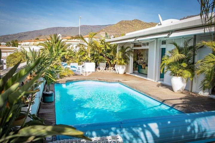 Villa independiente con piscina climatizada en Costa Adeje photo 0