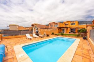 Villa en complejo residencial- La Caleta photo 0