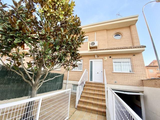 Chalet de 234 m2, con 6 habitaciones dobles (una de ellas en la planta baja), patio delantero, jardín trasero, 2 terraza photo 0
