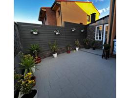 Chalet de 130 m2, con 3 habitaciones, 3 baños, patio delantero, 1 zona chill-out acristalada con barbacoa argentina y 1 photo 0