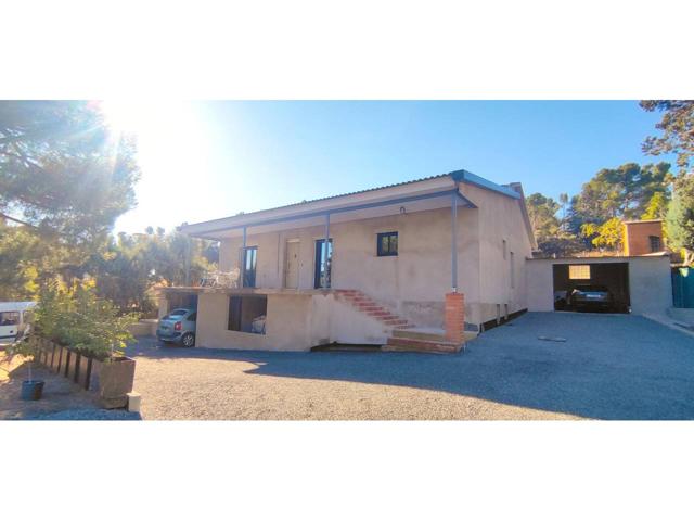 Se vende exclusivo chalet en Olías del Rey photo 0