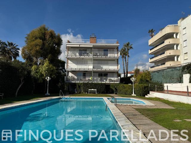 Precioso y luminoso piso en venta en edificio de primera línea de mar en El Vinyet, Sitges. photo 0