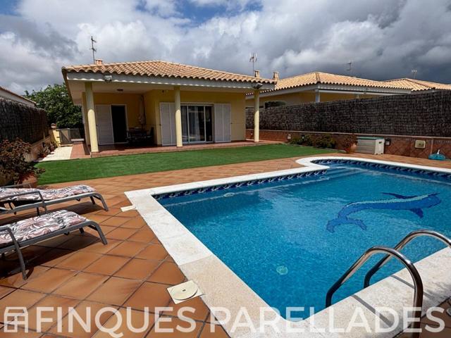 Casa Independiente con jardin y piscina privada en parcela de 408 m² – Zona Els Cards. EN EXCLUSIVA FINCAS PARELLADES. photo 0