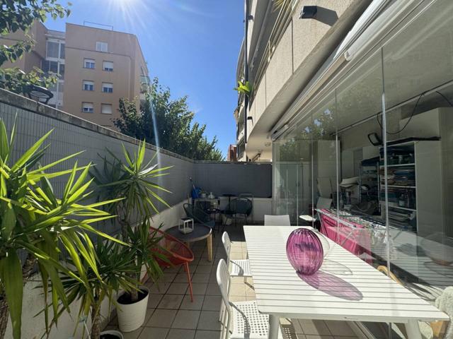 Planta baja con gran terraza y piscina comunitaria en el centro de Sitges photo 0