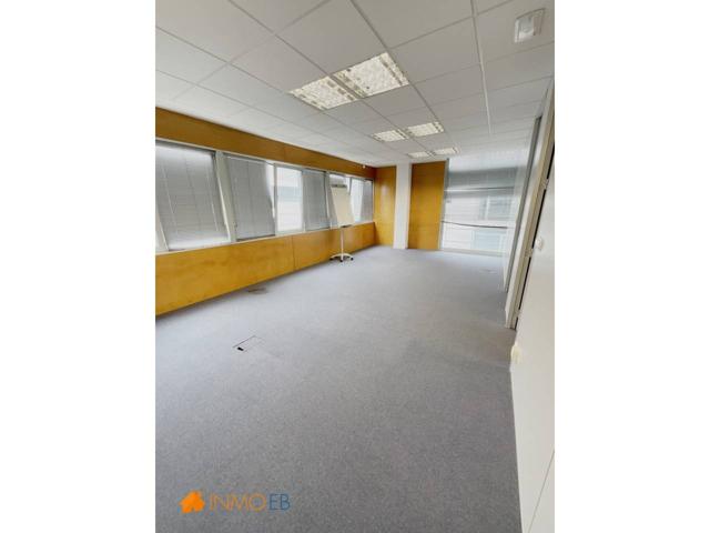 Oficina con 3 plazas de garaje en edificio con conserje en alquiler photo 0