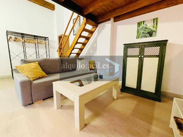 Loft con encanto y acceso a patio en pleno centro (Carretería) – ¡Todo incluido! photo 0
