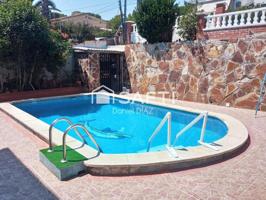 Casa de tres plantas con piscina photo 0