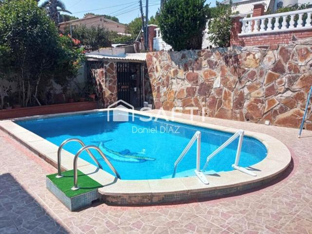 Casa de tres plantas con piscina photo 0