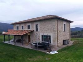 Chalet con fachada de piedra, jardín y piscina. photo 0