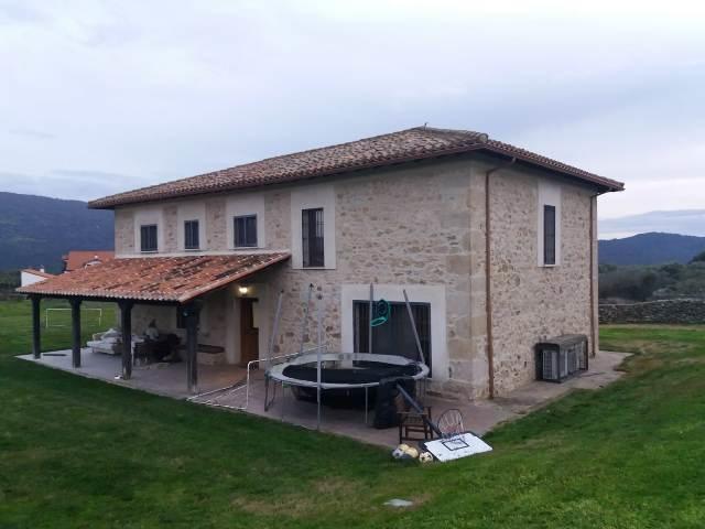 Chalet con fachada de piedra, jardín y piscina. photo 0