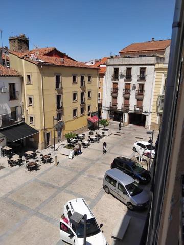 Luminoso y amplio piso con ascensor para reformar en el centro de Plasencia photo 0
