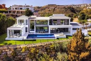 Lujosa y elegante villa con vistas panorámicas en Marbella. photo 0