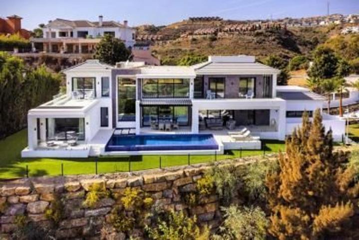 Lujosa y elegante villa con vistas panorámicas en Marbella. photo 0
